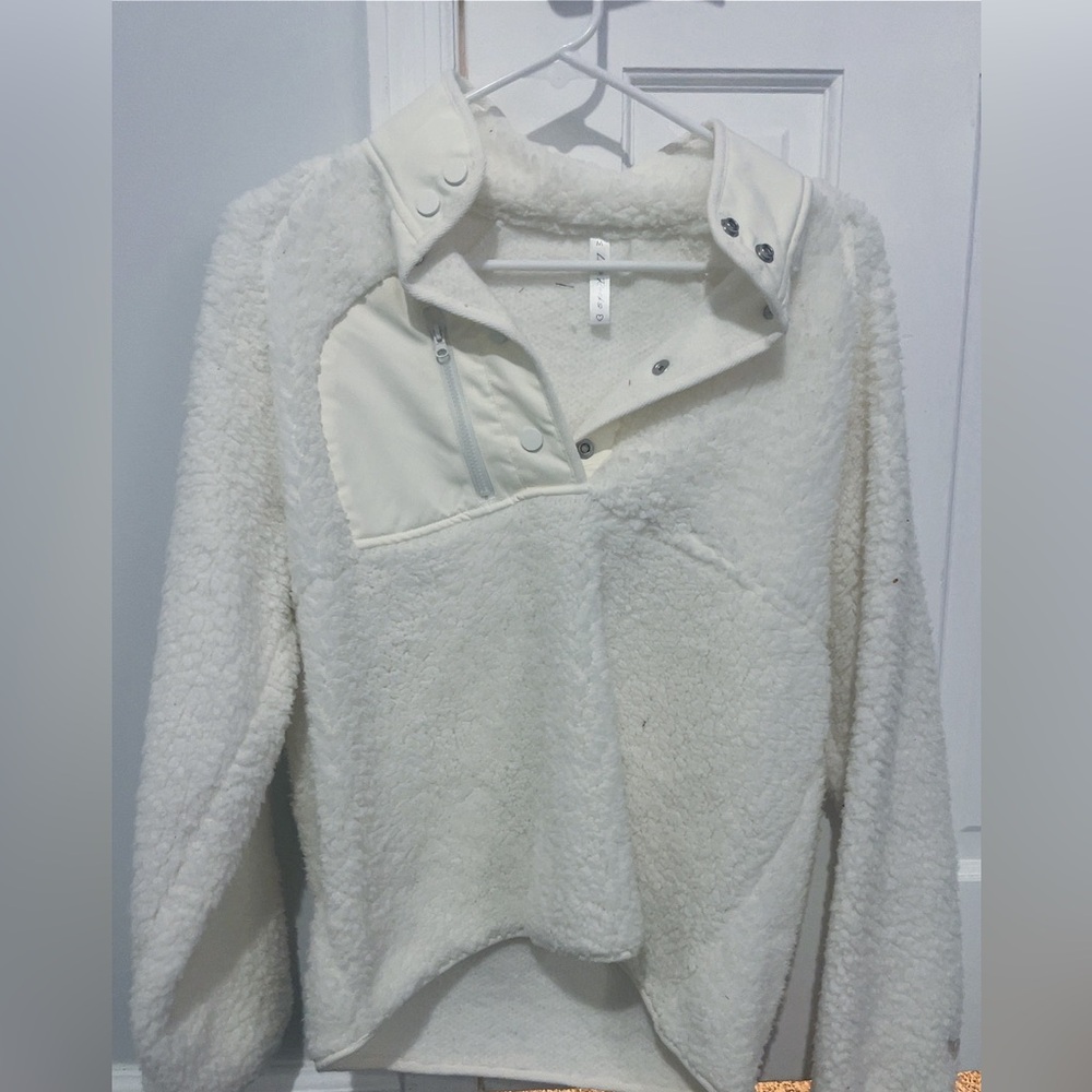 sherpa pull over in white size m runs small